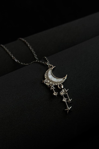 گردنبند پینترستی ماه