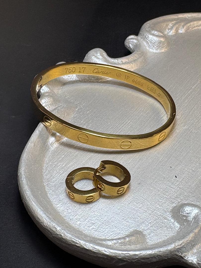 دستبند داخل حک و گوشواره کارتیر طلایی