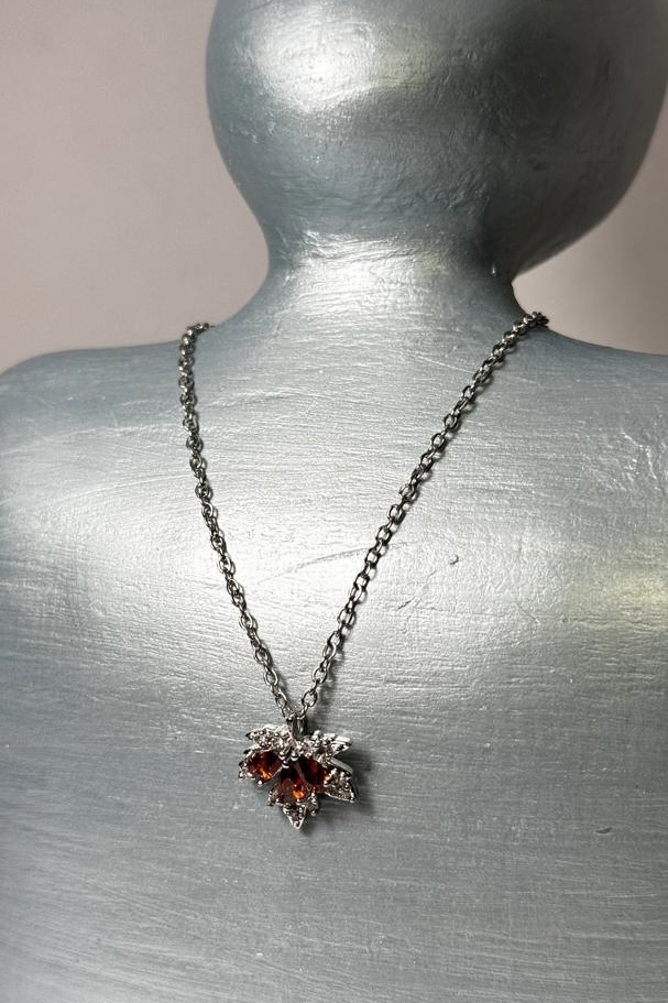 گردنبند نقره ای و برگ پاییزی