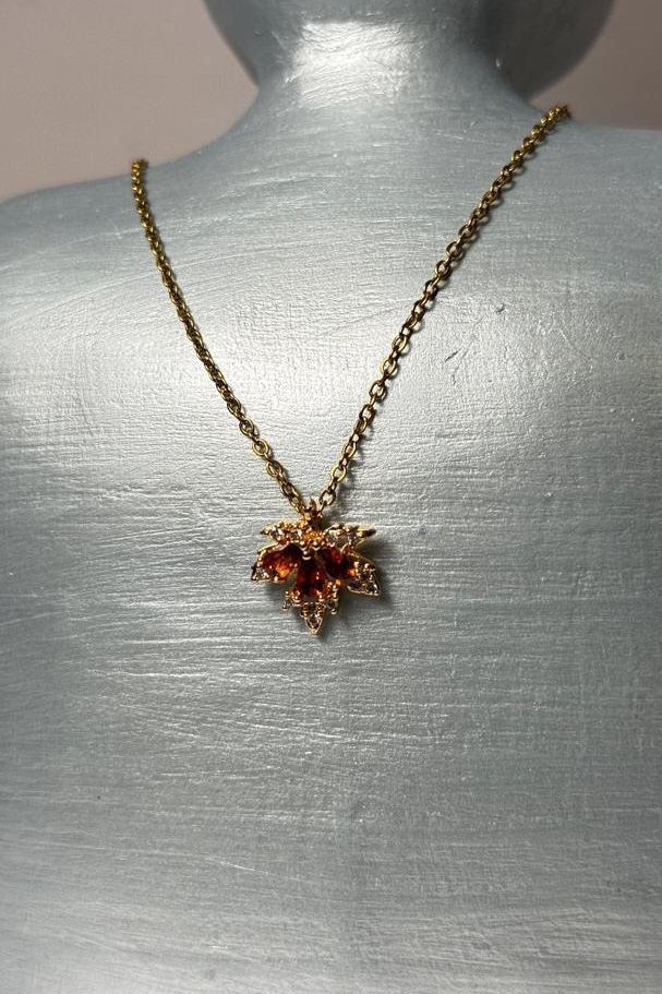 گردنبند طلایی و برگ پاییزی