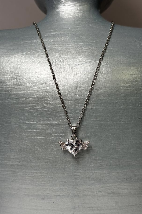 گردنبند نقره ای و قلب بال دار